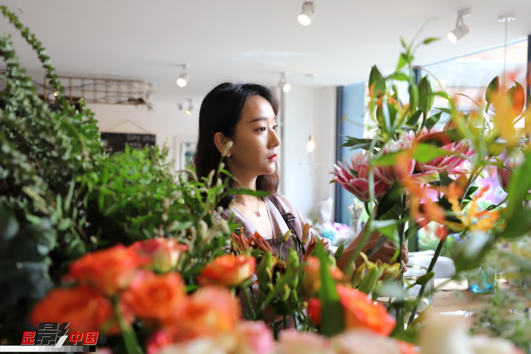 每天和花打交道是一個幸福的職業(yè)，但同時也充滿壓力和挑戰(zhàn)，“花在呈現(xiàn)給客人的那一瞬間是美好的，但前面的每一個步驟都是很辛苦的?！蓖趵桄抡f，花藝是最原始的手工藝產(chǎn)品，沒有辦法機械化、流程化和規(guī)?；?，必須要用雙手一點點地賦予其生命和美感。圖為王黎媛在挑選制作花束的鮮花。新華網(wǎng) 周亞平/攝 念新洪/文